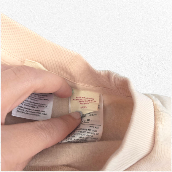 Levi's Peach Pink Graphic Logo Cropped Crewneck Pullover Sweatshirt Size Small - Picture 4 of 7